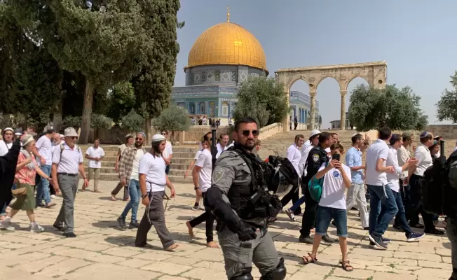 يدنسون الأقصى ويعتدون على المصلين