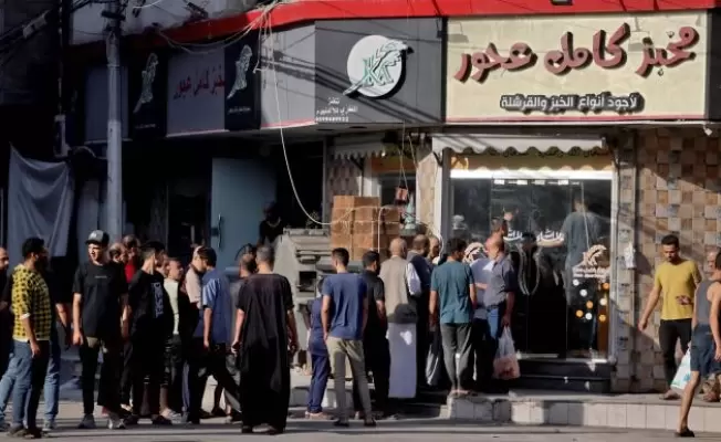 الغزيون يتقاسمون رغيف الخبز