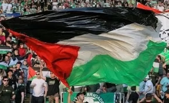 علم فلسطين يملأ مدرجات ملاعب العالم