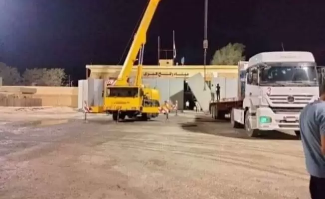 بدء رفع الحواجز الإسمنتية من معبر رفح لدخول المساعدة الإنسانية
