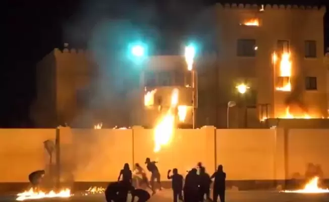 البحرينيون يضرمون النار بسفارة كيان العدو في المنامة