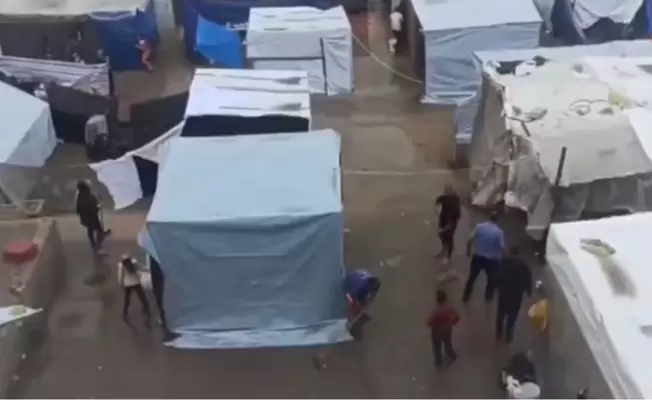 هطول الأمطار على خيم النازحين في غزة