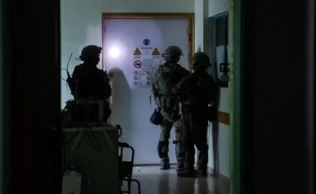 جنود داخل مشفى الشفاء
