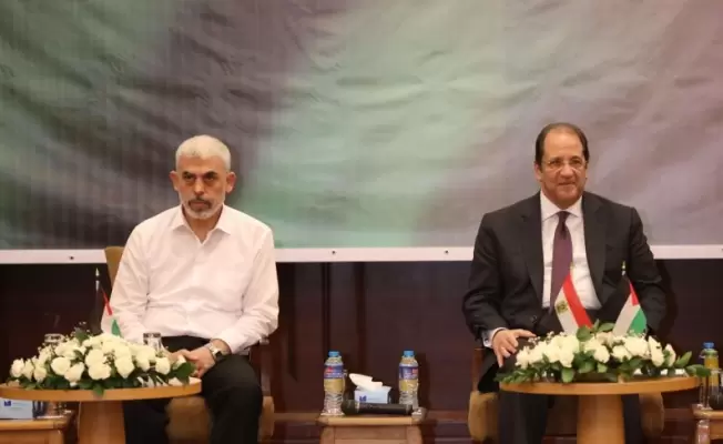 اللواء عباس كامل ويحي السنوار .. أرشيفية