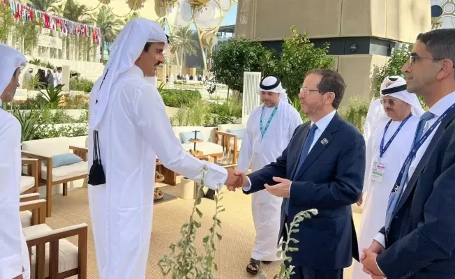 مصافحة بين أمير قطر ورئيس كيان العدو على هامش قمة المناخ الإماراتية