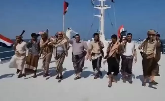 يمنيون يدوسون غالاكسي بأقدامهم