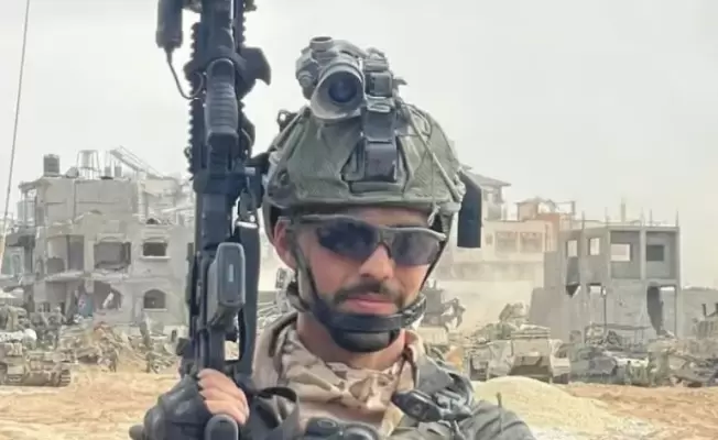 صورة لروعي يفارح بالزي العسكري في أحد مواقع القتال بقطاع غزة (يديعوت أحرنوت)