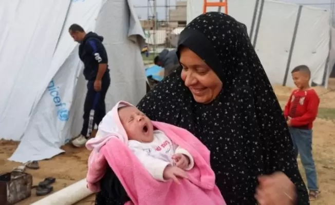 ام فلسطينية مع طفلتها الرضيعة