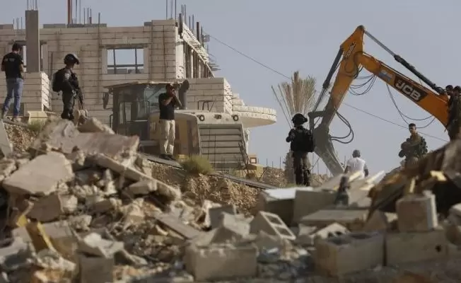 الاحتلال يهدم بناية قيد الإنشاء