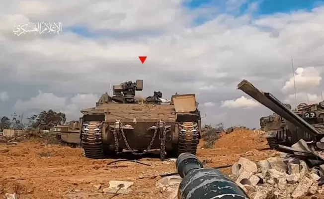 مقاوم يصوب قذيفة الياسين تجاه ميركافا اسرائيلية