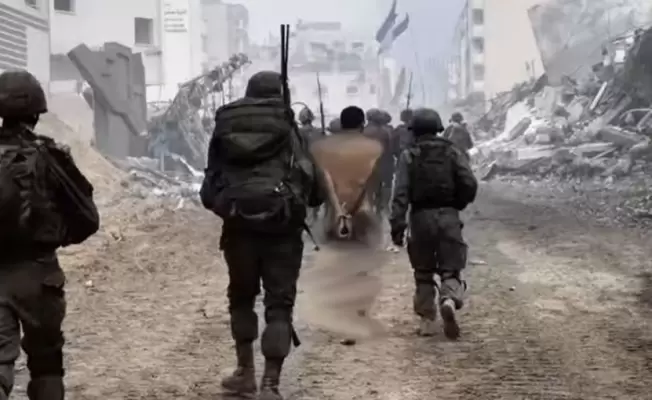 جنود صهاينة يتعاملون  بوحسية مع  معتقل فلسطيني