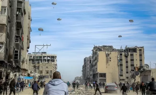 مساعدات في سماء غزة