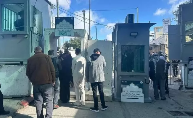 الآلاف يتوافدون للأقصى