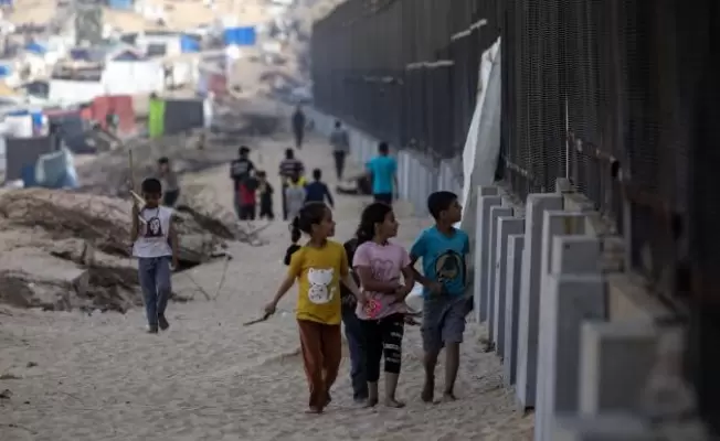 أطفال غزة يتظرون الى رفح المصرية