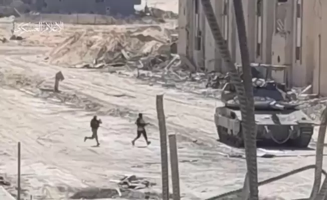 مقاومان يهاجمان دبابة