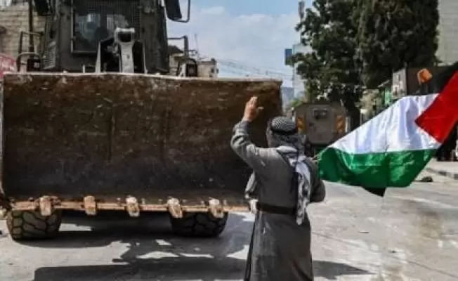 ناشط مسنّ يرفع العلم الفلسطيني
