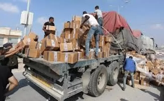 الاعتداء على شاحنات المساعدات تحت نظر قوات الاحتلال