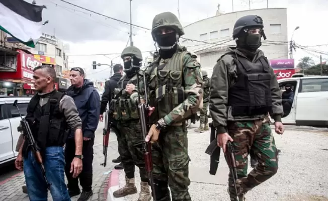 رجال عباس بكامل جهوزيتهم لمواجهة المجاهدين.. والمستوطنون يسرحون ويمرحون أما أنظارهم
