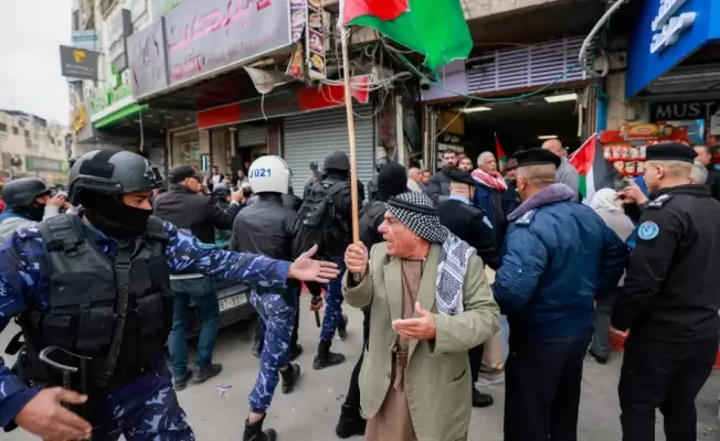 شرطة عباس تعتدي على حامل راية فلسطين
