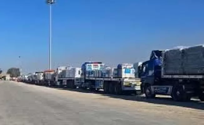 أمة المليار لا ترى طوابير الشاحنات المحملة بالمساعدات الانسانية