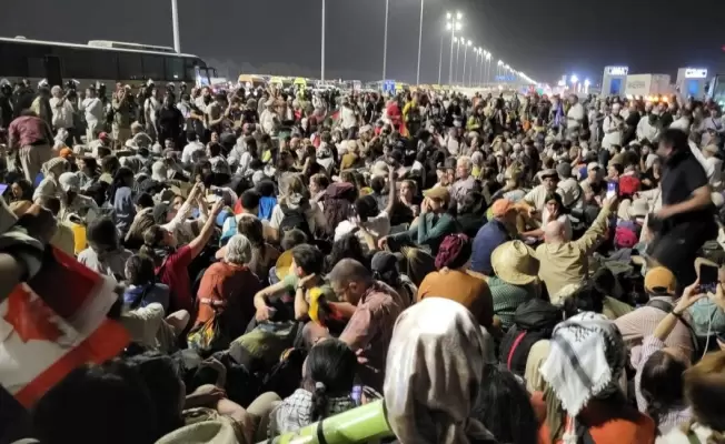 ناشطون من جنسيات غربية وأجنبية أوقفتهم السلطات المصريةى في الاسماعيلية وأعادتهم الى القاهرة ... بالقوة والترهيب!