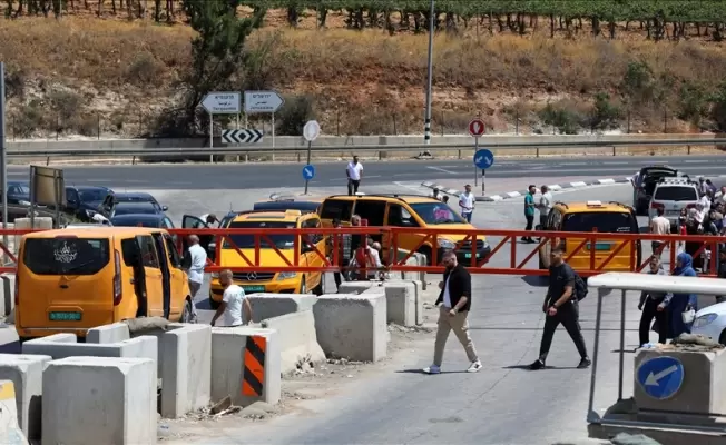 البوابات الاسرائيلية تغلق طرقات الضفة أمام الفلسطينيين وتحول الضفة الى سجن كبير
