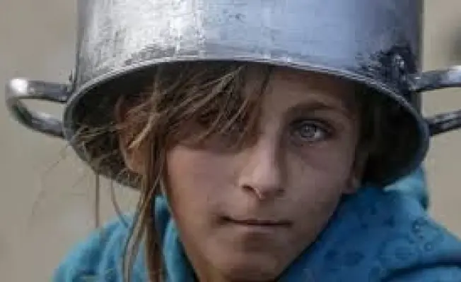 عيونها تقول .. لن نستسلم للقتل والتدمير والتجويع