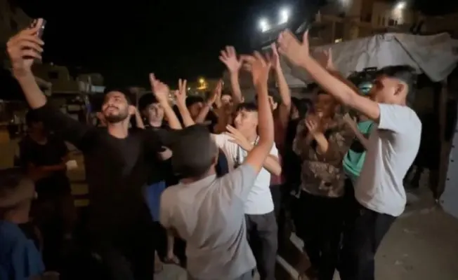 شباب خانيونس يحتفلون بالاتفاق