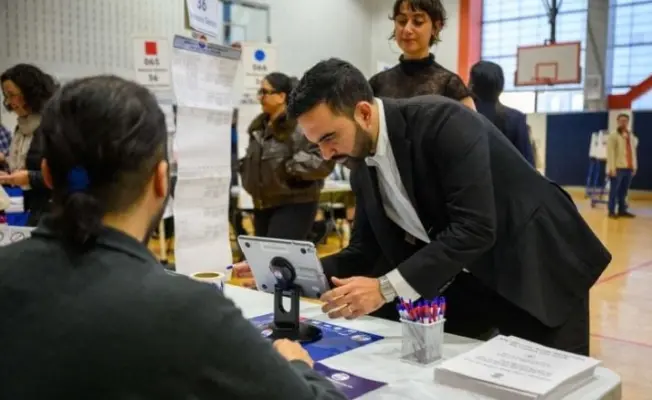 ممداني مدليا بصوته