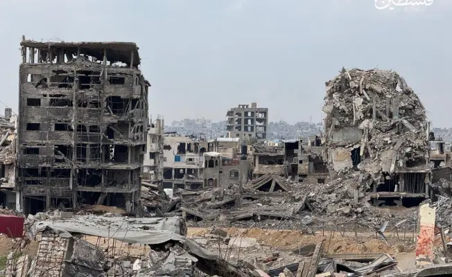 انهيار مبنى متضرر من حرب الإبادة