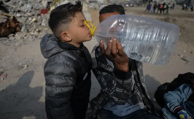 ولد من غزة يشرب الماء