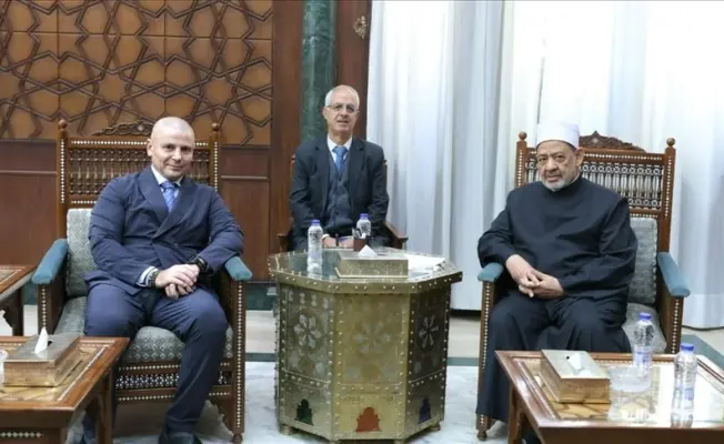 شيخ الأزهر مستقبلا السفير الايطالي