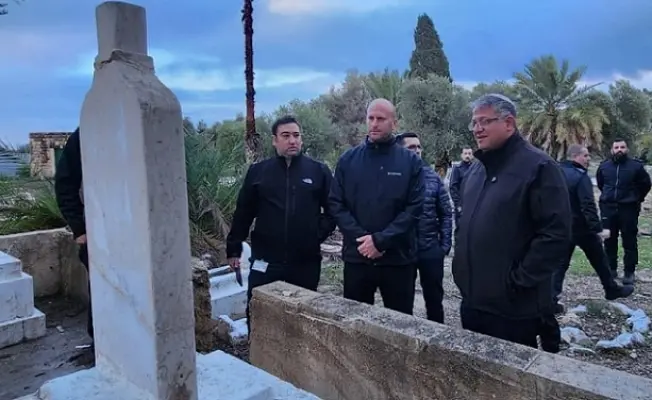 مجرم الحرب بن غفير أمام ضريح شيخ المجاهدين