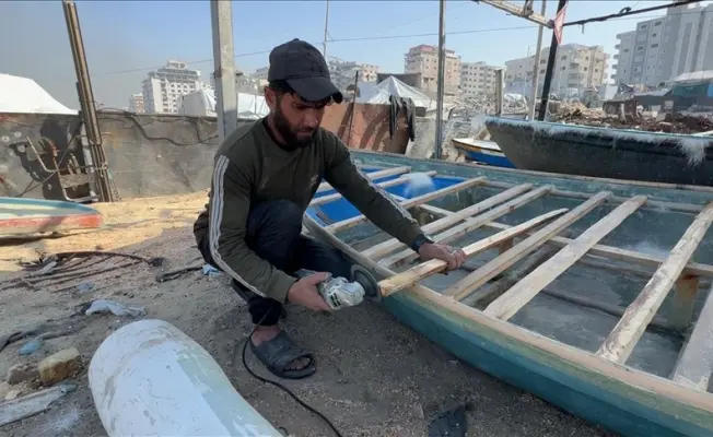 نجار الصيادين.. العمل بدون معدات