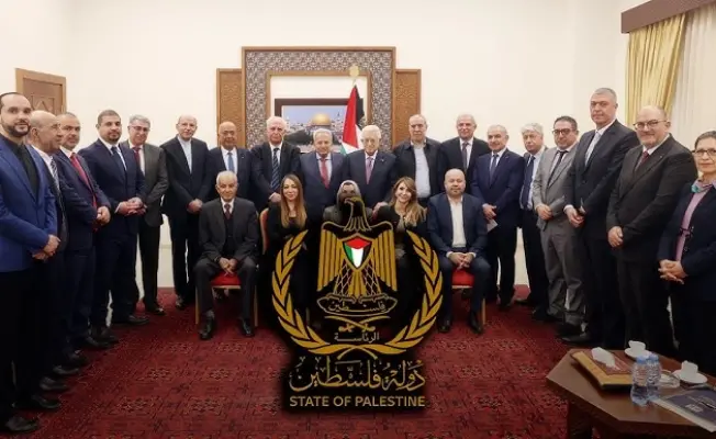 عباس يتسلم مسودة مشروع الدستور من لجنة الصياغة