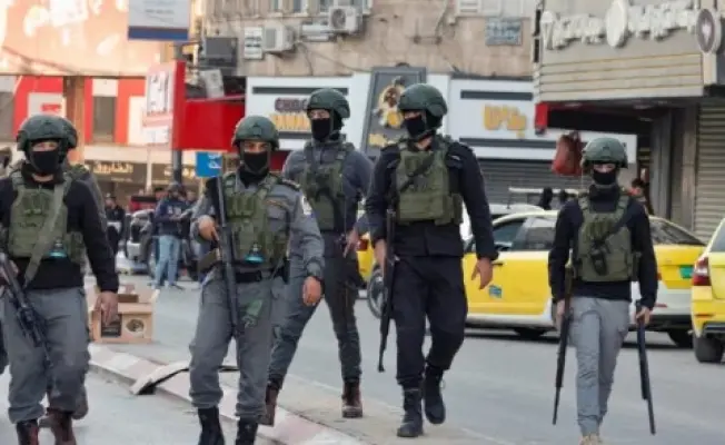 أجهزة السلطة تطارد المقاومين وتصادر أسلحتهم