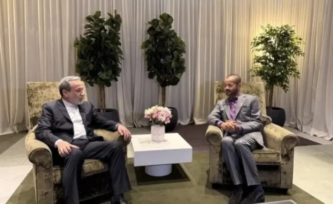 عرقجي يستعرض مع وزير الخارجية العماني الموقف الإيراني