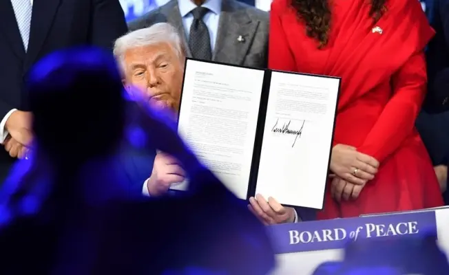 ترامب موقعا على مجلسه الفاشل