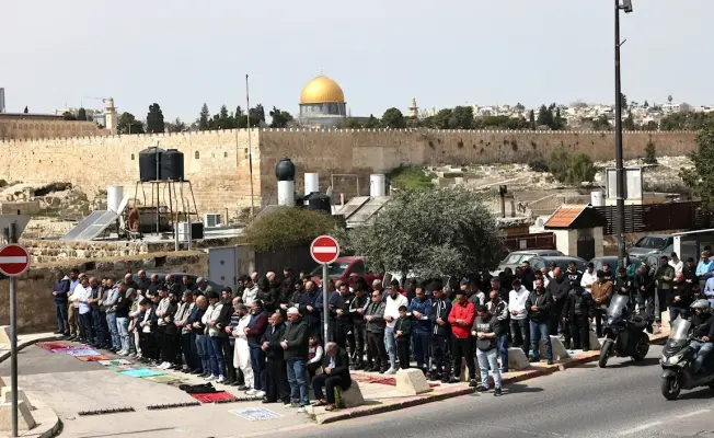 مقدسيون يؤدون الصلاة في أقرب نقطة الى المسجد الأقصى