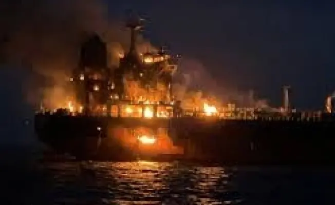 إحراق ناقلتي نفط