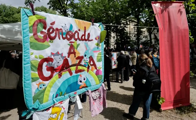لافتات تدين الإبادة في غزة خلال تظاهرة أمام الجمعية الوطنية الفرنسية