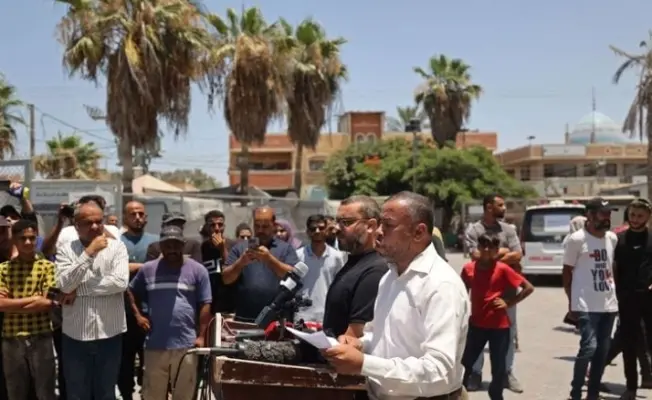 القوابتة في مؤتمره الصحفي بدير البلح معلنا استقالة إدارة غزة