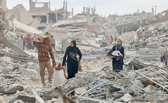 غزيون وسط أطنان من الركام