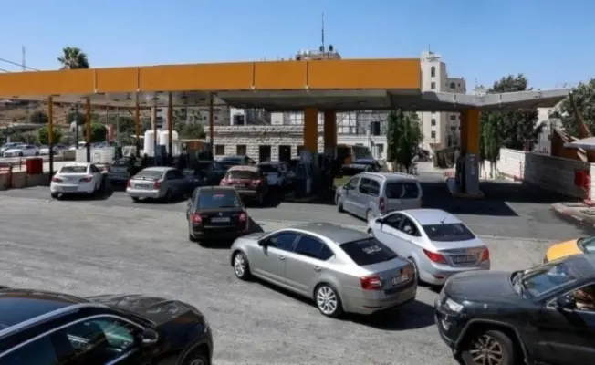 زحمة أمام محطة وقود في الضفة الغربية المحتلة!