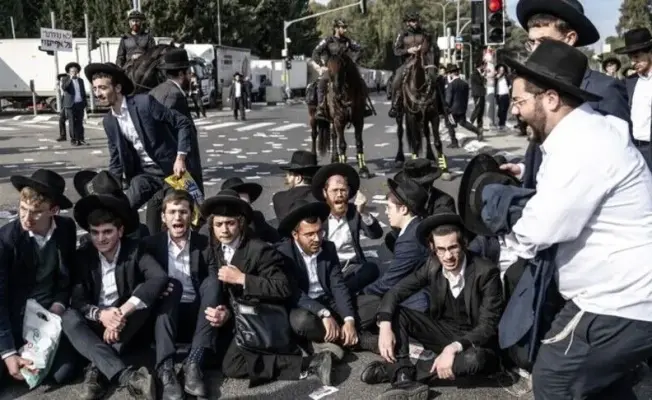 الحريديم يفترشون الأرض في القدس المحتلة