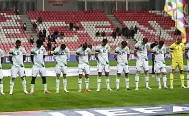 بإشارات سوداء دخل الفريق الايرلندي أرض الملعب