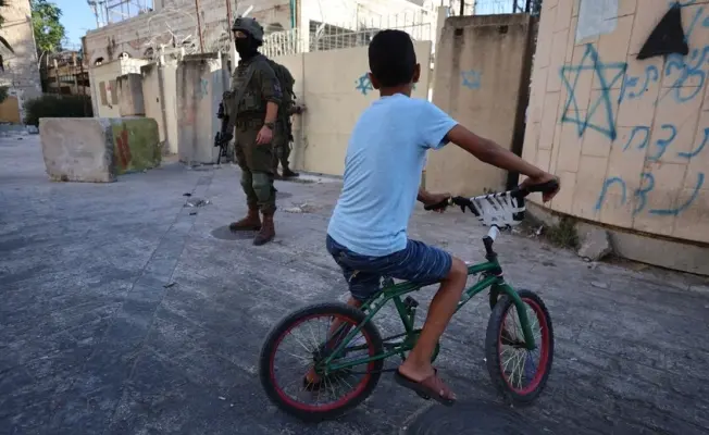 وجها لوجه .. طفل فلسطيني في مواجهة جندي محتل!..