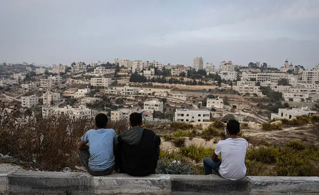 مهجرزن من حي الجلدة في الخليل ينظرون الى منازلهم