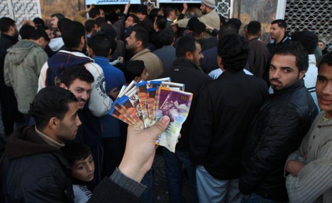 فلسطينيون يستلمون رواتبهم