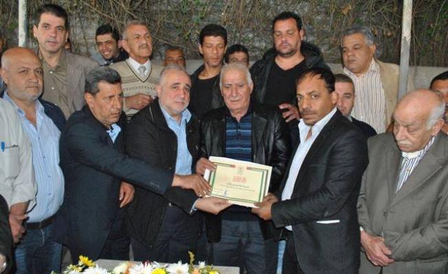 اللواء صبحي أبو عرب يسلم شهادة التقدير الأستاذ ظافر الخطيب